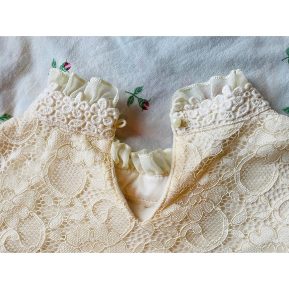 Lace Top With Brooch - Picture 8 of 9